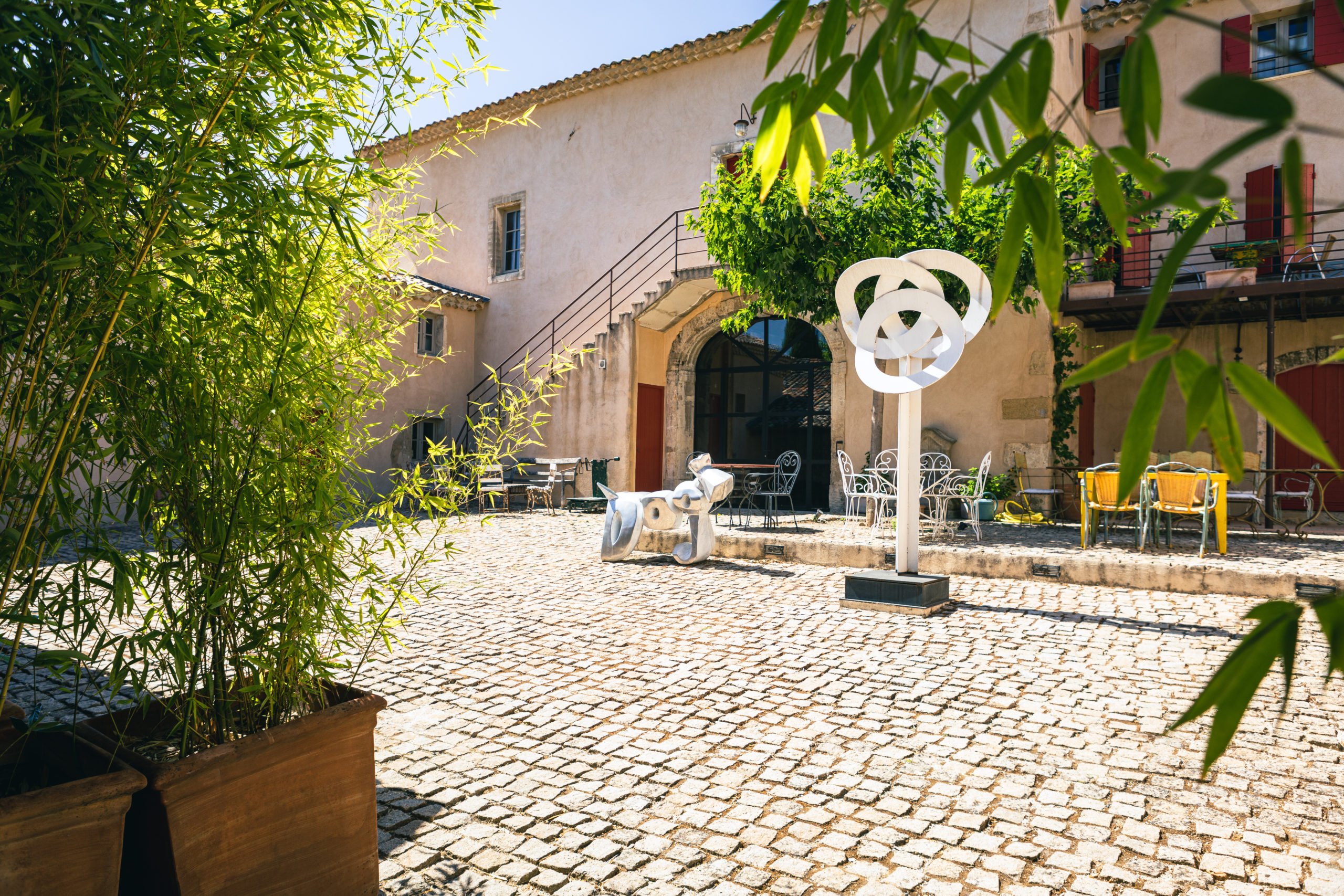 intérieur de la cour du domaine avec ses oeuvres d'art