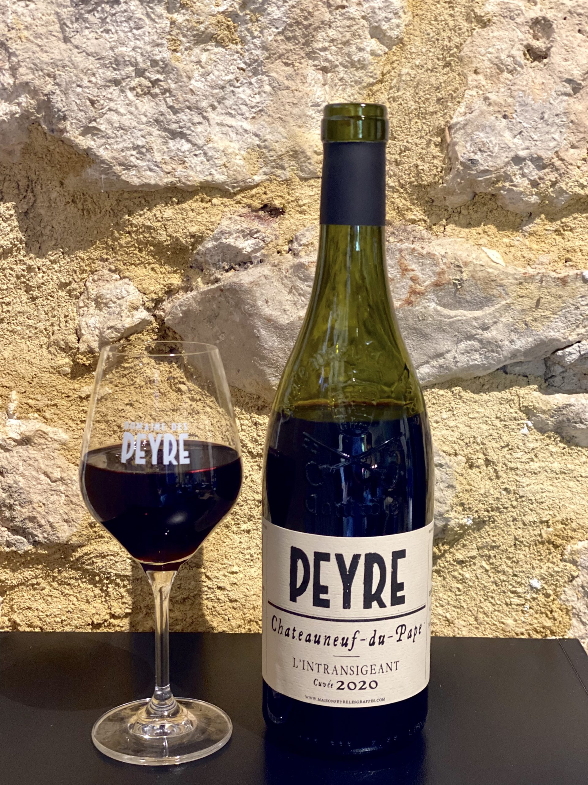 Verre de vin rouge Châteauneuf du Pape millésime 2020